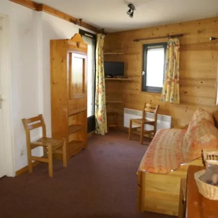 2 Pieces Au Pied Des Pistes Avec Balcon, Cuisine Equipee Et Options De Services Nombreuses - Fr-1-557-8 דירה *